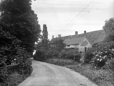 400173 Gezicht op enkele huizen te Grebbe bij Rhenen.